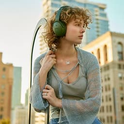 Bose New QuietComfort Wireless Noise Cancelling Headphones, Bluetooth Over Ear Headphones with Up to 24 Hours of Battery Life