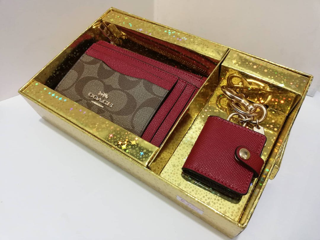 Coach C1752  Boxed XL Mini Skinny Wallet Gift Set (IM/ KHAKI / RED)